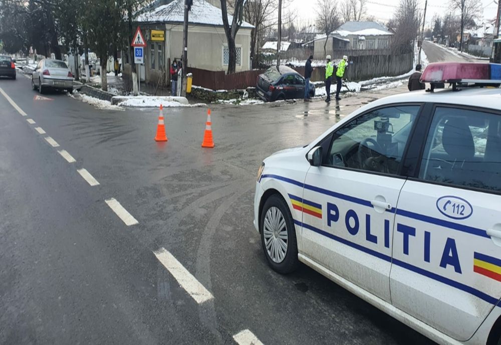 O șoferiță a intrat cu mașina într-un podeț şi a fugit de la faţa locului! Poliţiştii au fost anunţaţi de cei de la UPU Satu Mare