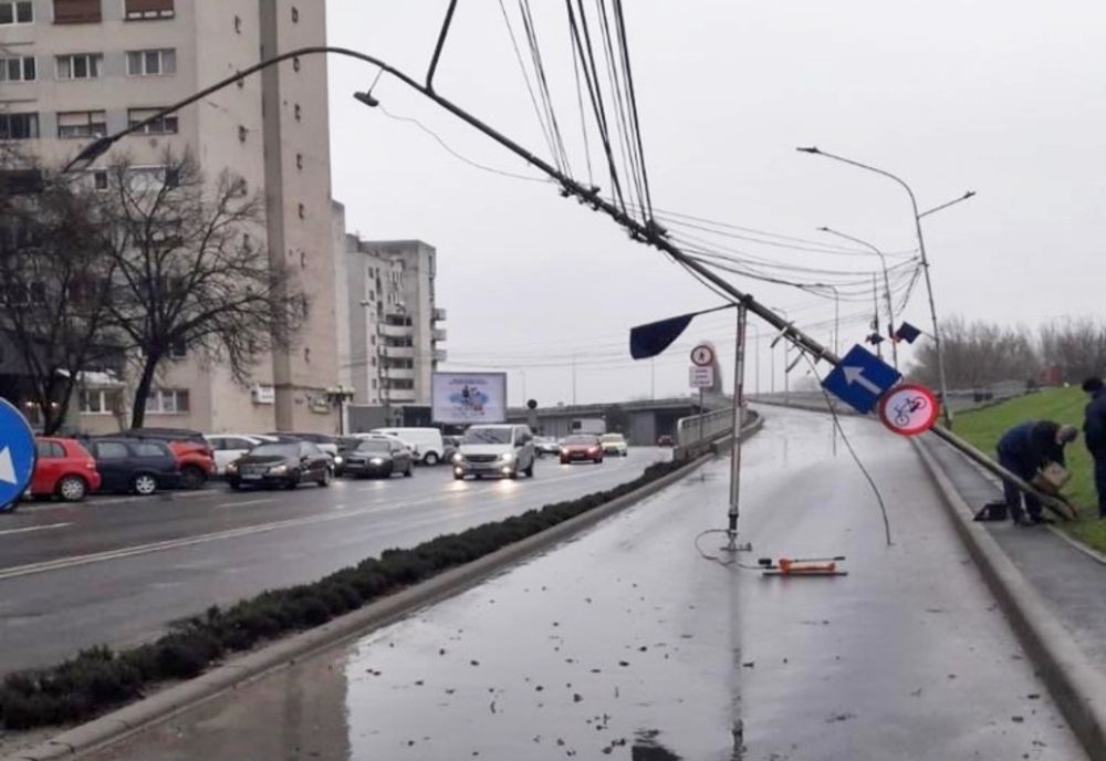 Stâlp rupt și tabla de pe acoperiș smulsă de vântul puternic, în Satu Mare