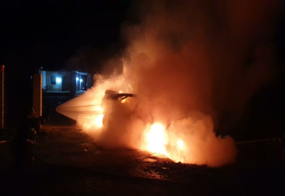 Autoturism, mistuit de un incendiu, în localitatea sătmăreană Gelu