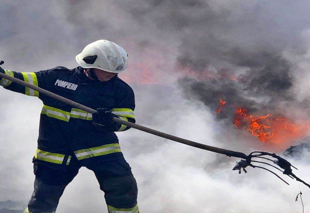 O sută de tone de deșeuri plastice, mistuite de un incendiu, în Satu Mare