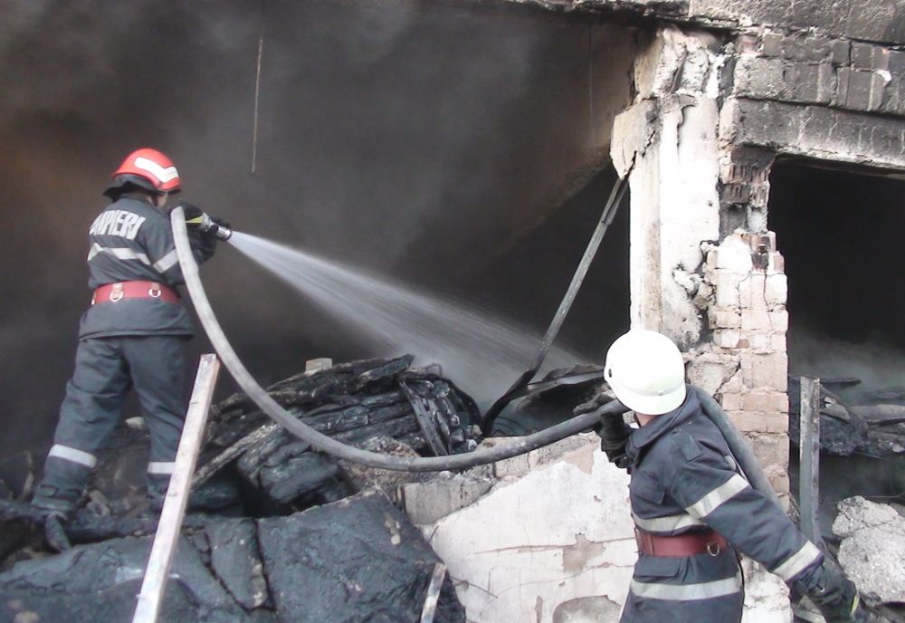 Incendiu la o casă din Tășnad! Au intervenit pompierii cu două autospeciale