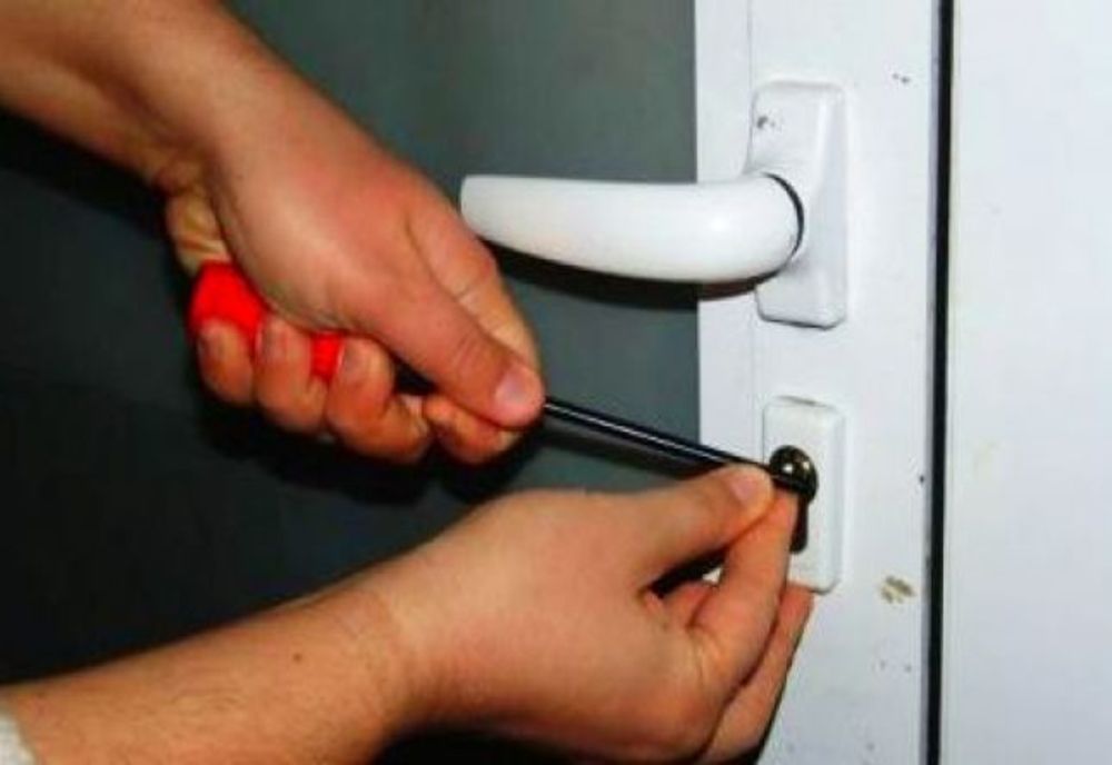 Spargere la o societate comercială din Dobra! Au fost furate bunuri de 2000 de lei