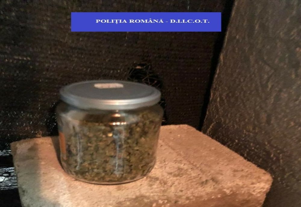 Doi sătmăreni, arestați preventiv pentru trafic de droguri, lipsire de libertate în mod ilegal și lovire