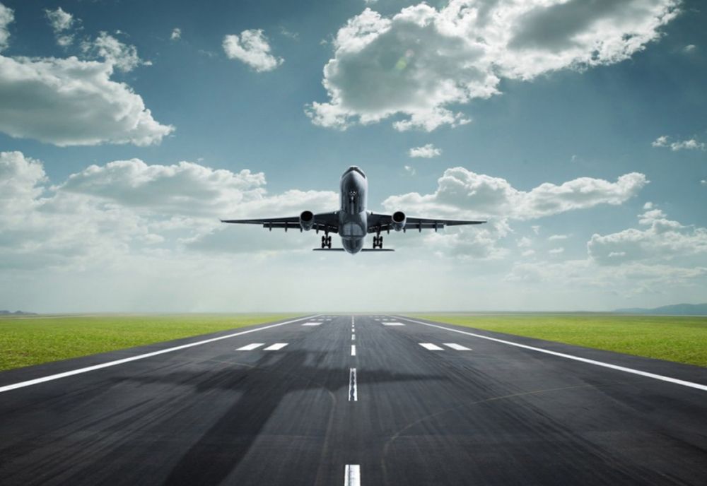 Incident grav pe aeroportul din Satu Mare! Un avion a fost evacuat