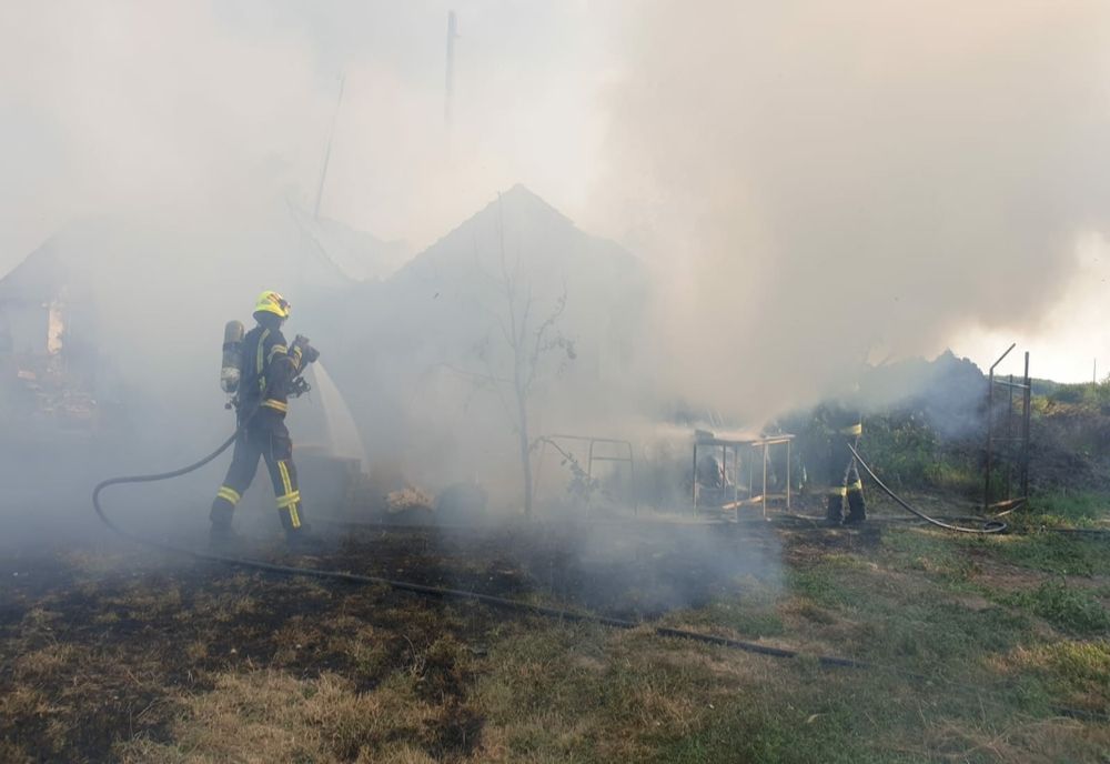 FOTO | Incendiu violent în localitatea Cionchești! Au intervenit 12 pompieri