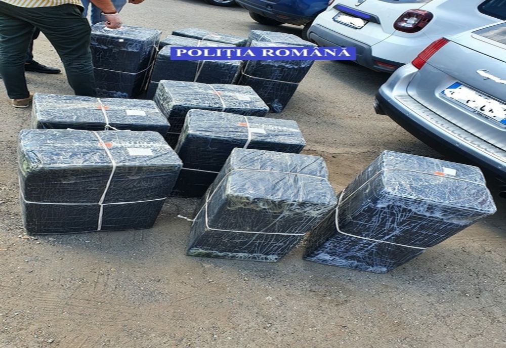 FOTO | Poliţiştii din Satu Mare au depistat în Baia Mare un Porsche Cayenne plin cu ţigări de contrabandă