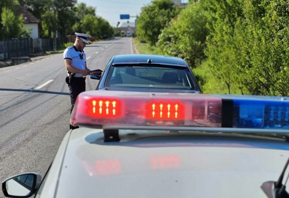Zeci de șoferi lăsați fără permise și peste 100 amendați, în urma unei acțiuni comune a polițiștilor din Arad, Bihor și Satu Mare