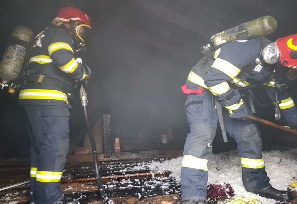 Incendiu la acoperișul unei case din Agrișu Nou din cauza unui scurtcircuit electric