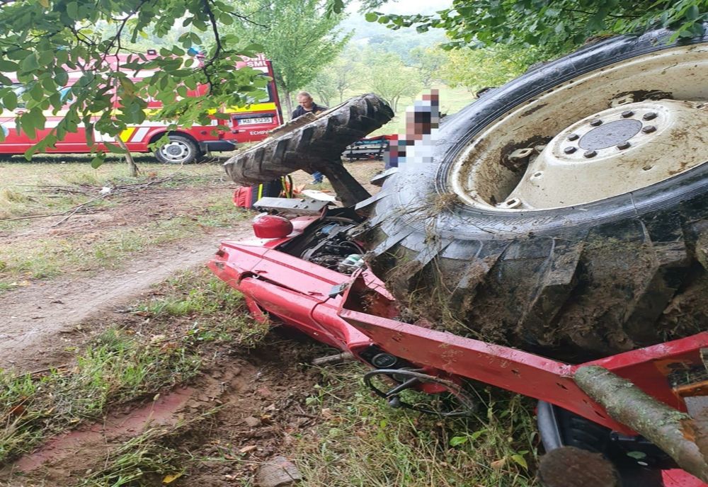 Tractor răsturnat în Târșolț! Un bărbat rănit a fost transportat cu elicopterul la UPU Baia Mare