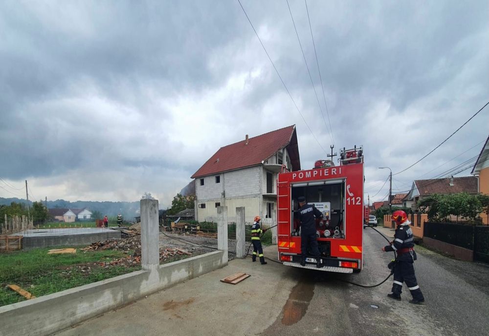 Incendiu puternic într-o localitate din Satu Mare! De la ce a pornit focul (FOTO)