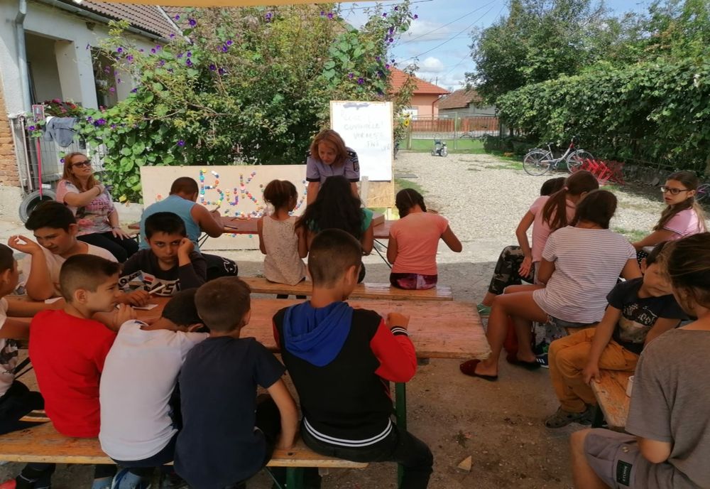"Vorbeşte fără ură!" - Mesajul poliţiştilor sătmăreni pentru copiii romi din Cidreag
