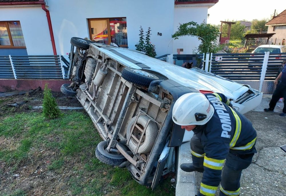 Două victime într-un accident în Botiz! S-au răsturnat cu maşina în gardul unei case (FOTO)