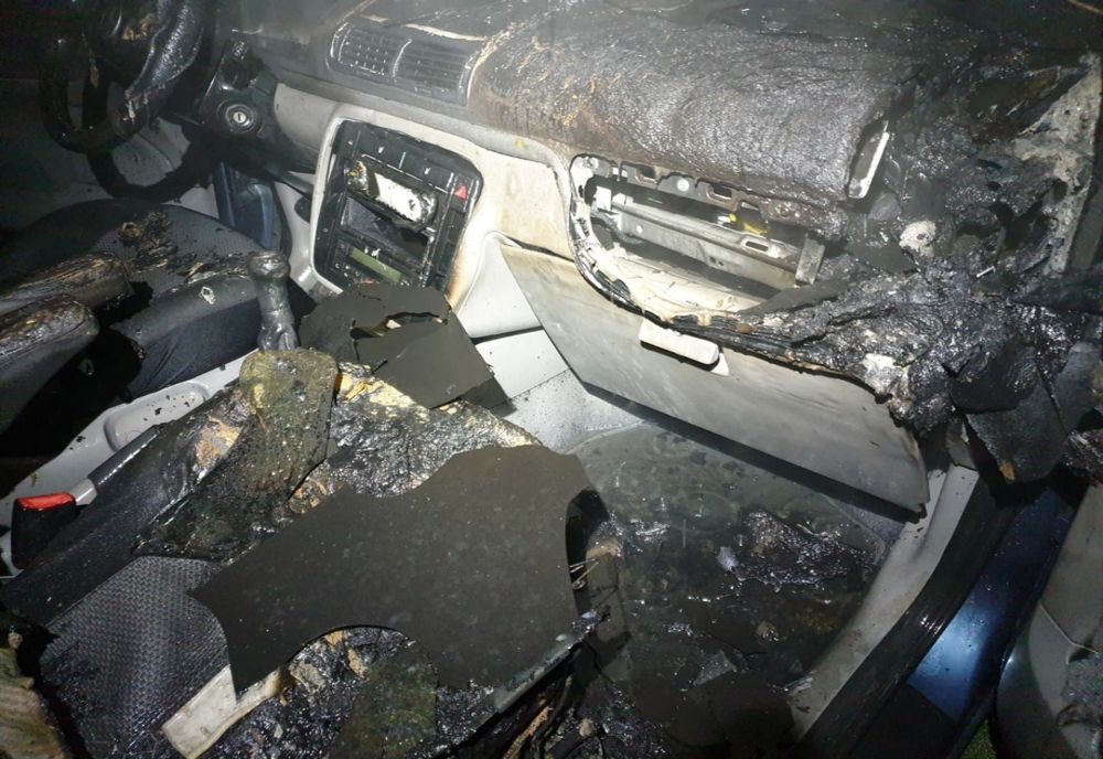 Maşină cuprinsă de flăcări în Satu Mare! Focul a pornit de la un scurtcircuit (FOTO)