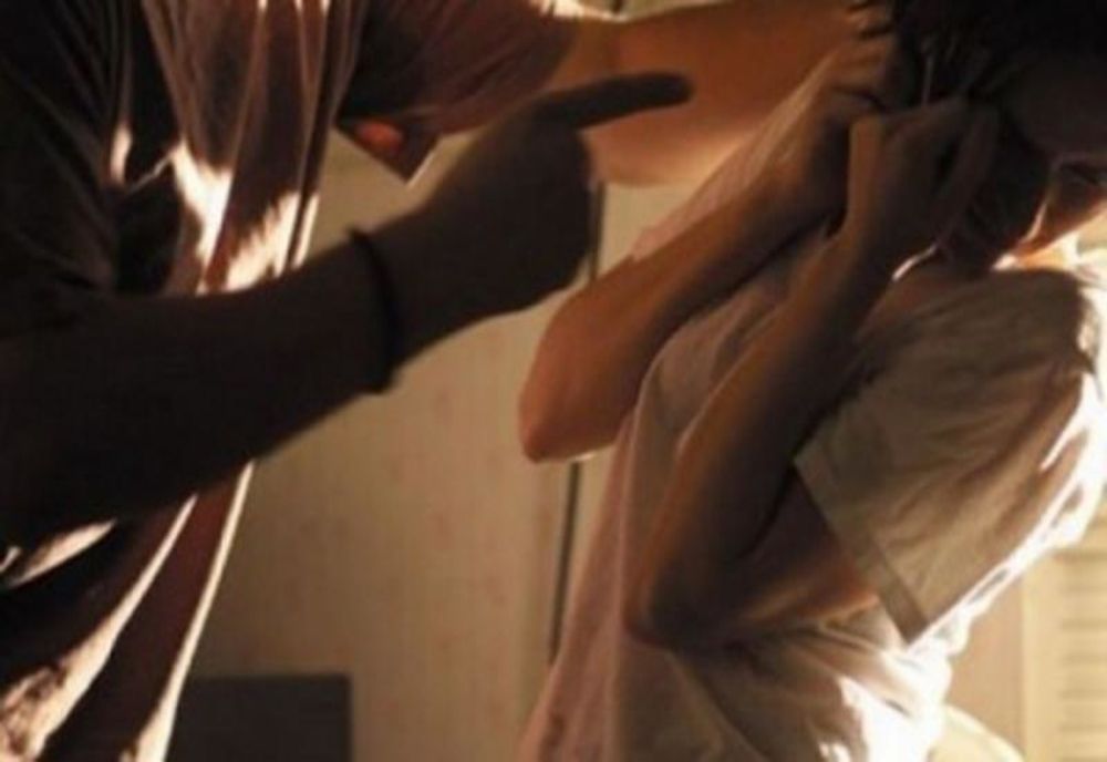 Asistenta maternală ameninţată de un tânăr de 19 ani | Poliţiştii au emis un ordin de protecţie