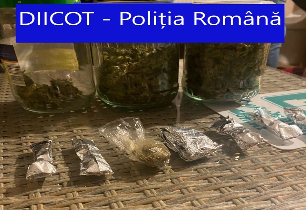 FOTO: Tânăr sătmărean, prins în flagrant în timp ce vindea droguri! A fost reținut și riscă să ajungă după gratii