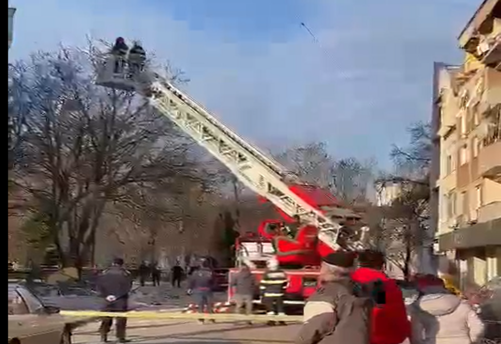VIDEO: Explozie, urmată de incendiu într-un apartament din Carei! O victimă transportată de urgență cu elicopterul SMURD la un spital din Oradea, alte 5 la UPU Satu Mare