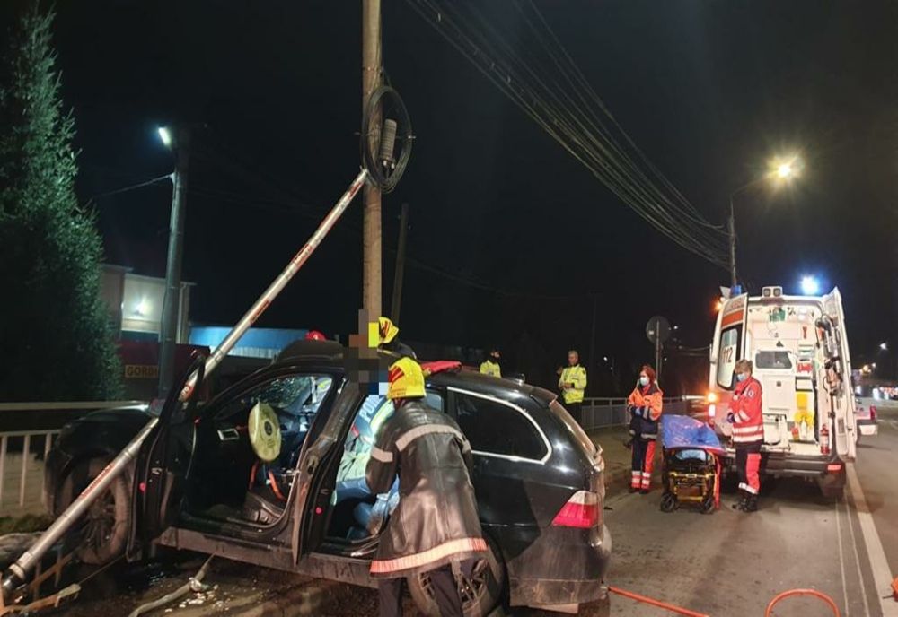 Grav accident în Satu Mare! Un bărbat a ajuns la spital după ce a intrat cu maşina într-un stâlp (FOTO)