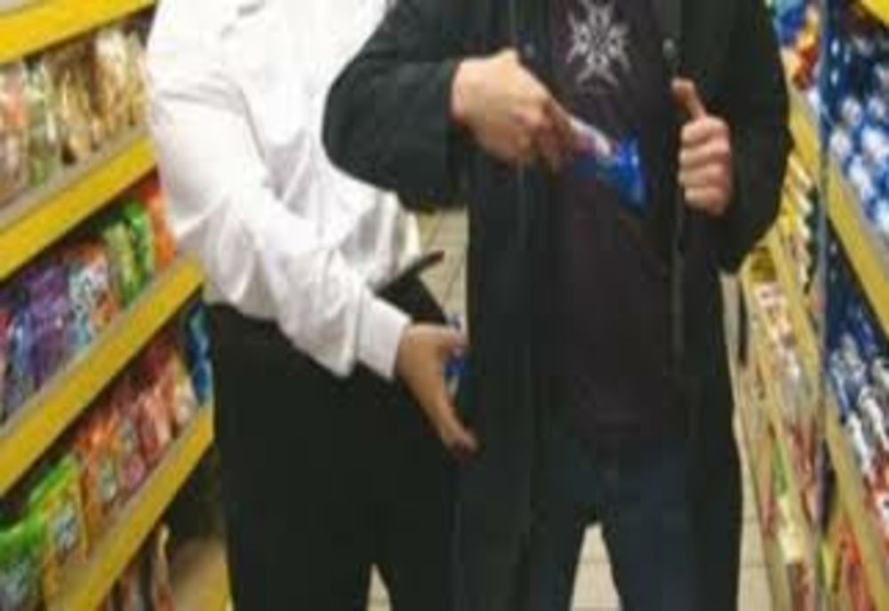 Scandal într-un supermarket din Certeze! Un bărbat prins la furat i-a lovit pe angajaţii magazinului