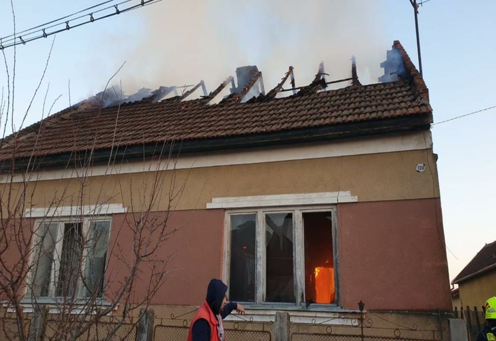Casa distrusă de incendiu în Lazuri! Proprietarul nu a reuşit să se salveze (FOTO)