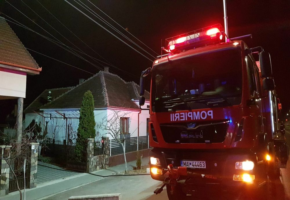 Incendiu la o casă în Botiz! Au intervenit 14 pompieri (FOTO)