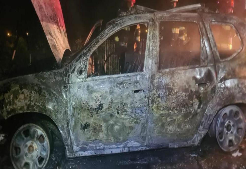 Autoturism mistuit de incendiu, în Satu Mare! O casă din apropiere a fost în pericol