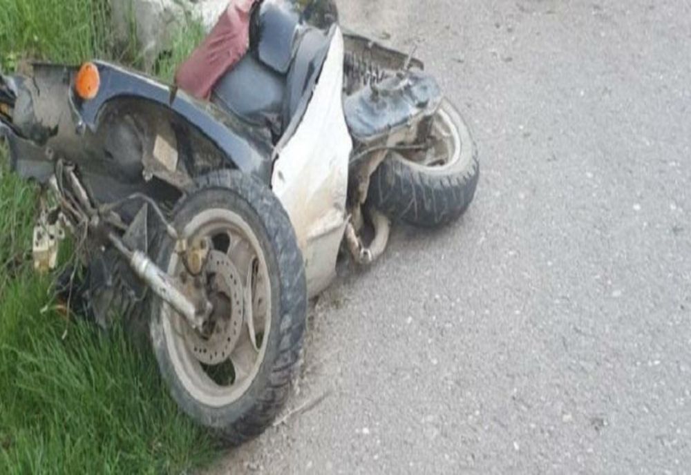 Accident în Apa! Un bărbat a fost rănit după ce a intrat cu scuteru într-o maşină