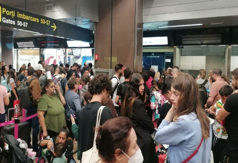 HAOS în aeroporturi. Blue Air suspendă TOATE cursele care pleacă din România - Ministerul Mediului i-a blocat conturile