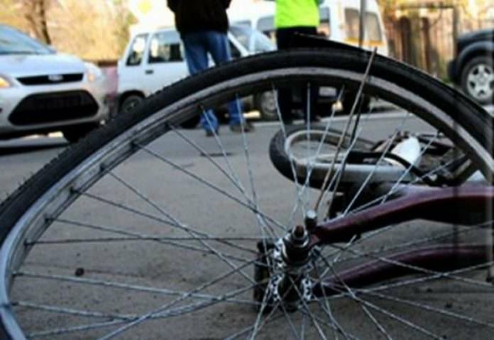 Accident între Orașu Nou și Livada! Biciclist în stare gravă după ce a fost lovit de o maşină