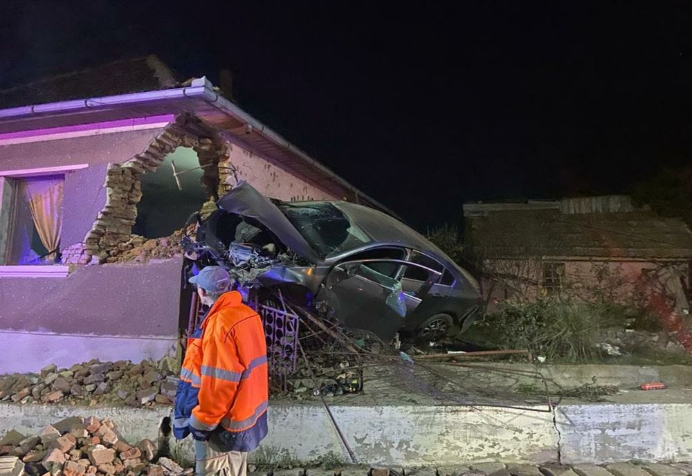 Grav accident în judeţul Satu Mare! Un şofer a "zburat" cu maşina într-o casă (FOTO)