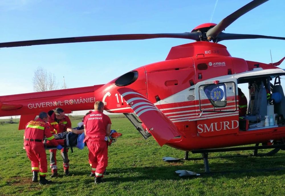 Bărbat grav rănit după ce şi-a prins mâna într-o maşină de tocat carne