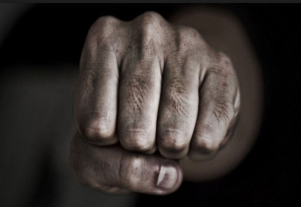 Ardud: Tânără de 19 ani bătută de iubitul ei! Au intervenit poliţiştii