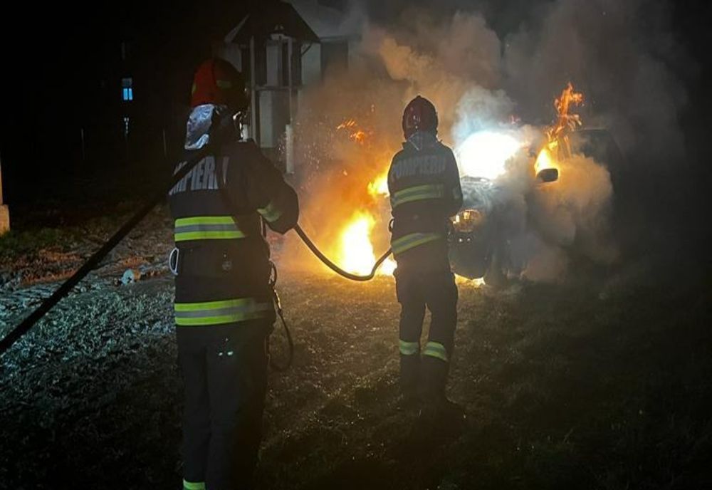 Maşină distrusă complet de un incendiu în Negrești Oaș (FOTO)