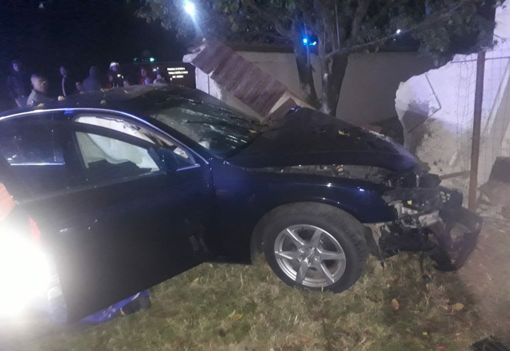 Accident provocat de un bărbat beat şi fără permis! A distrus gardul unei case