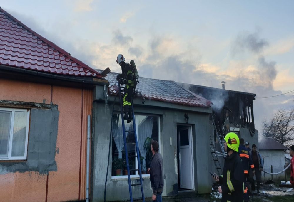 Incendiu la o casă din Apa! Au inervenit 12 pompieri (FOTO)