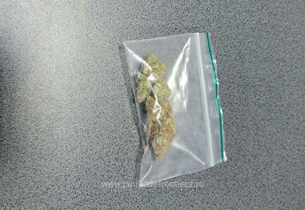 Tânăr din Botoșani, condamnat la închisoare pentru furt, prins în Vama Petea! Asupra lui avea și substanțe halucinogene