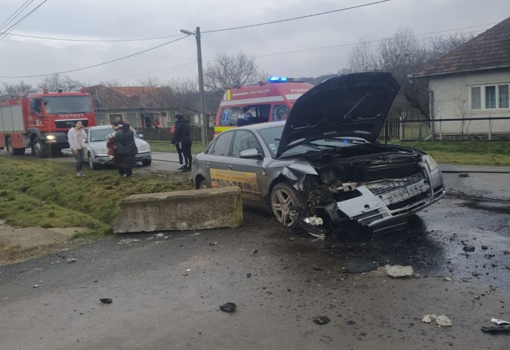 Autoturism, intrat într-un cap de pod, în localitatea Cehal! Șoferul a fost transportat la spital