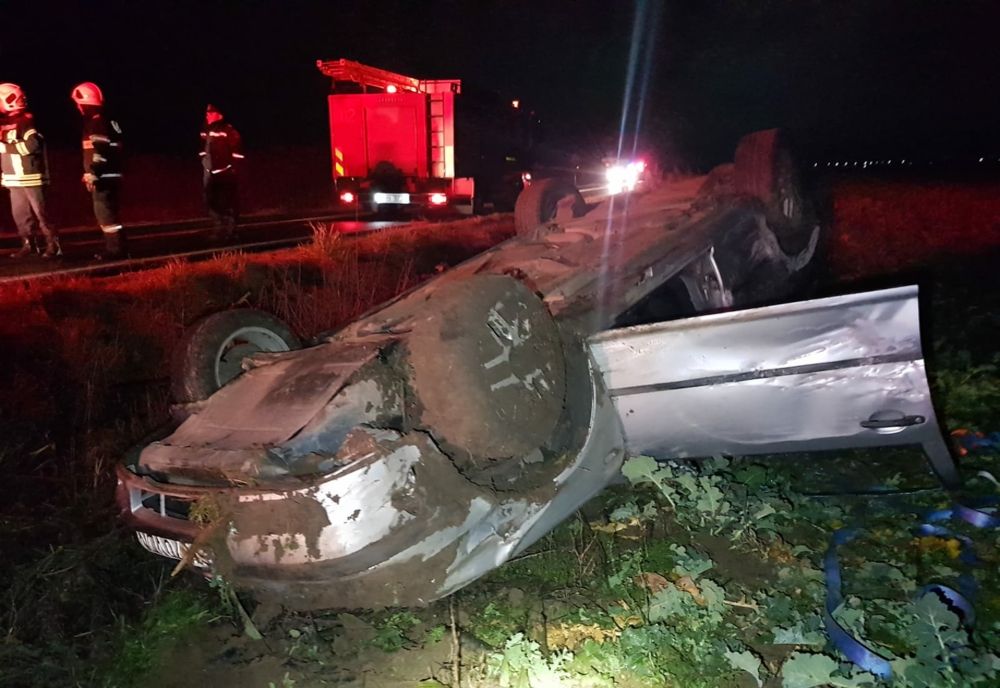Accident pe un drum judeţean din Satu Mare! Şofer rănit după ce s-a răsturnat cu maşina (FOTO)