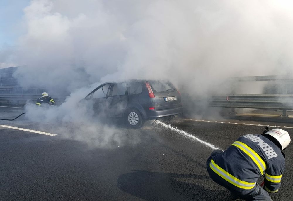 Maşină în flăcări pe centura municipiului Satu Mare (FOTO)