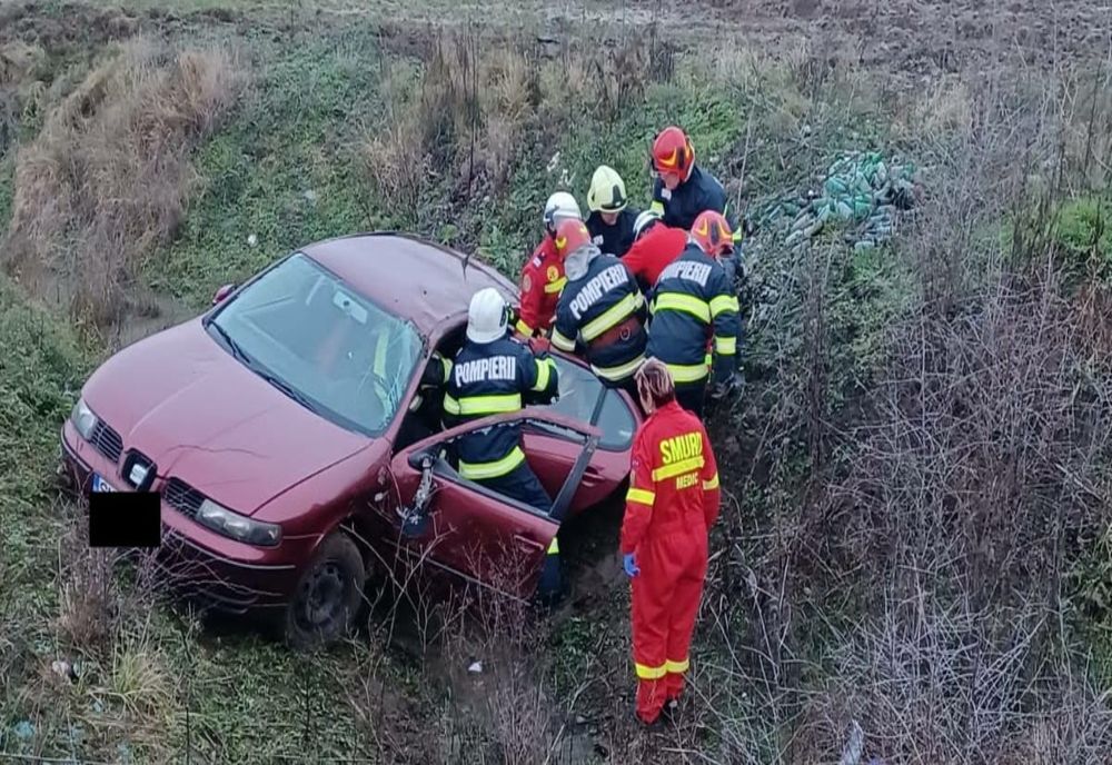 Accident cu două maşini pe un drum judeţean din Satu Mare! Unul dintre şoferi a fost rănit după ce a ajuns cu maşina pe câmp (FOTO)