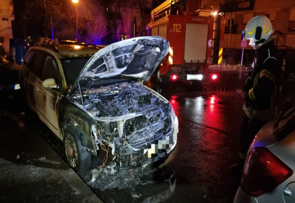 Maşină distrusă de un incendiu într-o parcare din Satu Mare (FOTO)