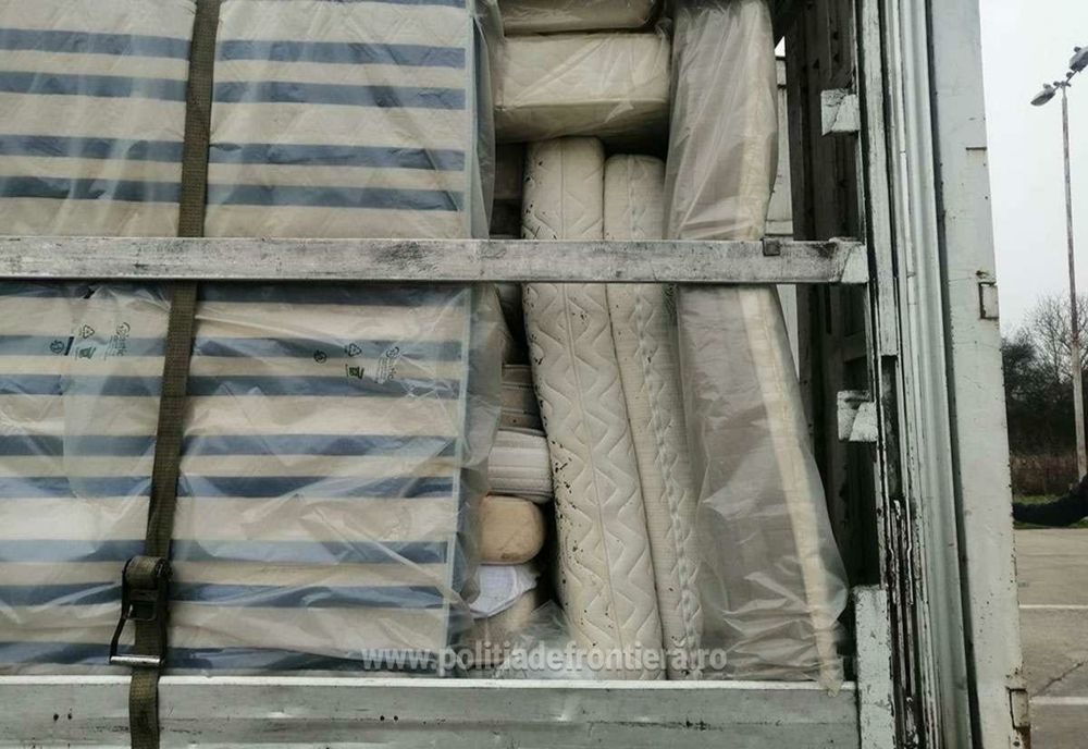 Aproape 10 t de saltele murdare, oprite să intre în România, de polițiștii de frontieră sătmăreni