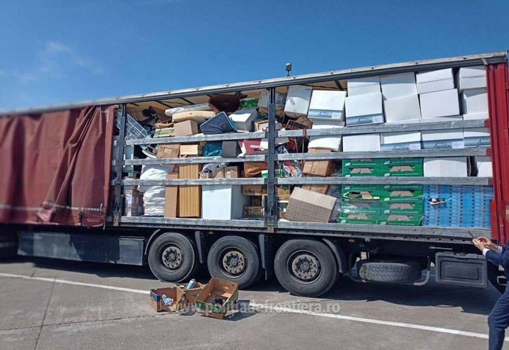 Alte 27 de tone de deșeuri oprite să intre în țară! Polițiștii din Vama Petea le-au înapoiat pe teritoriul maghiar