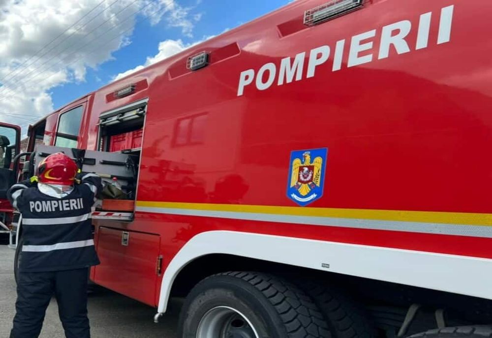 INCENDIU LA UN DEPOZIT DE CARTON DIN SATU MARE. POMPIERII CONTINUĂ INTERVENȚIA