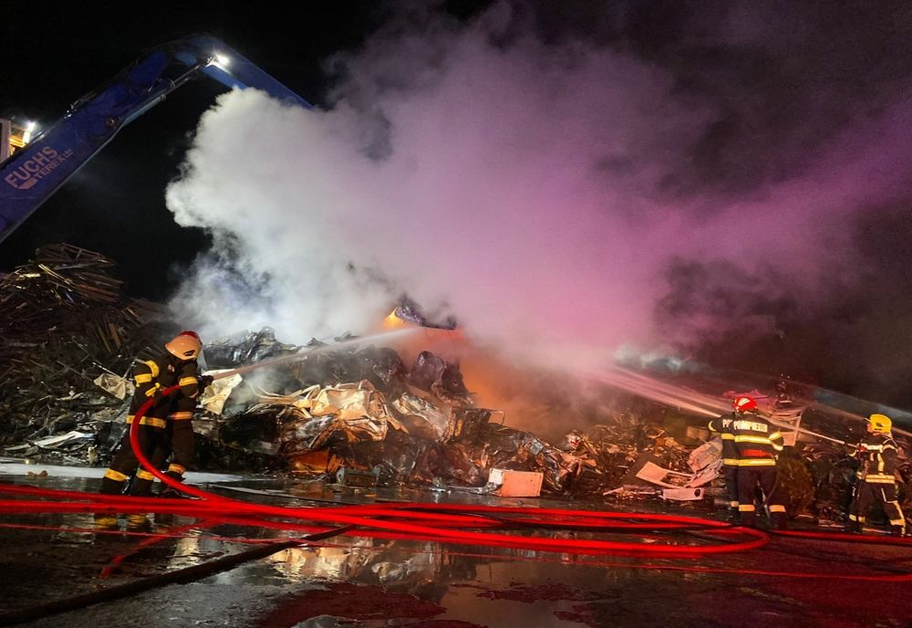 Incendiu la un depozit de deșeuri din Satu Mare (FOTO)