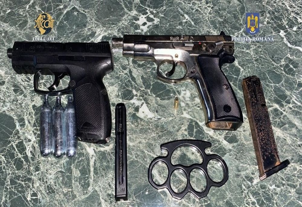 Zeci de percheziţii în Satu Mare la traficanţii de droguri! Au fost descoperite şi arme (FOTO)