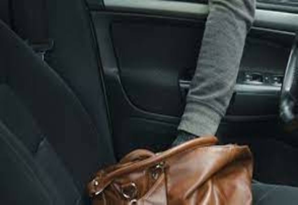 Un tânăr din Satu Mare şi-a petrecut noaptea în spatele gratiilor după ce a furat un laptop dintr-o maşină parcată