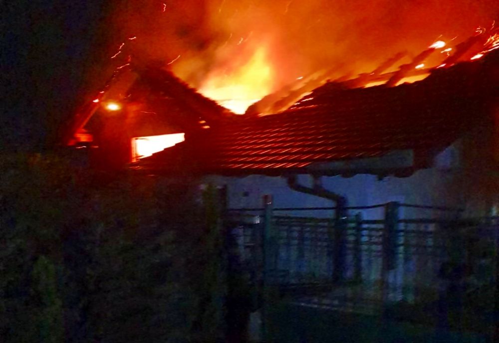 Casă din Călinești-Oaș afectată de un incendiu violent