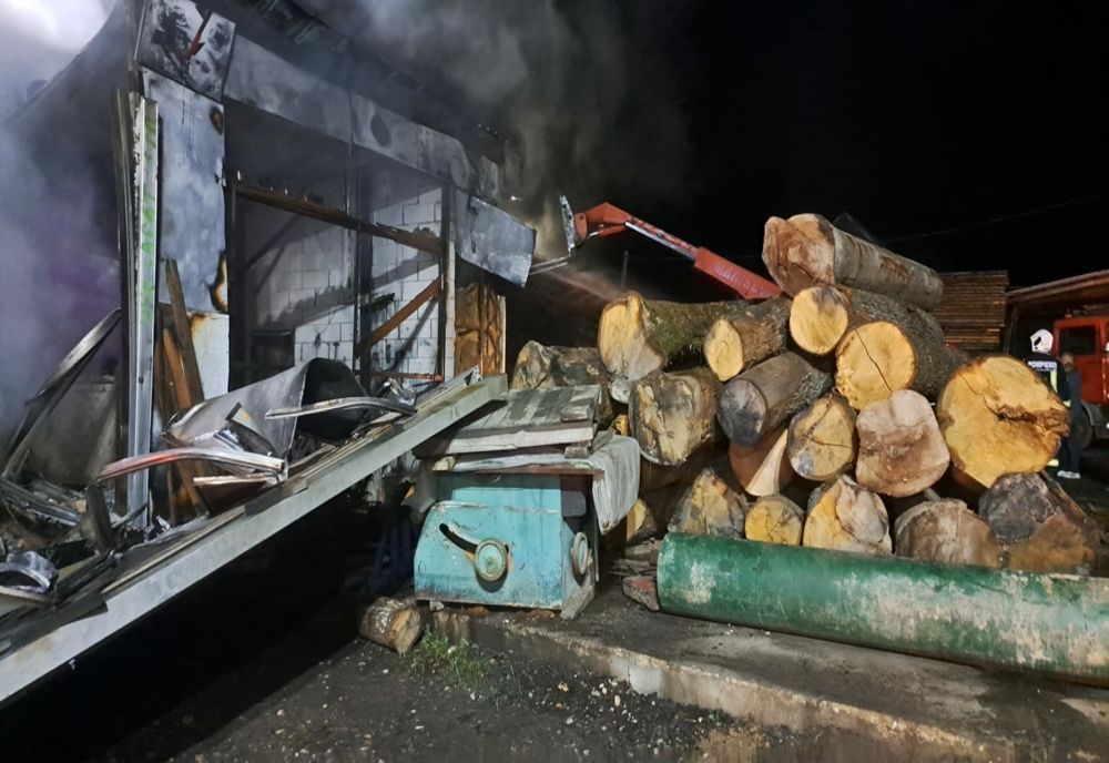 Incendiu la un operator economic din Bârsăul de Sus! Au intervenit pompierii cu trei autospeciale (FOTO)
