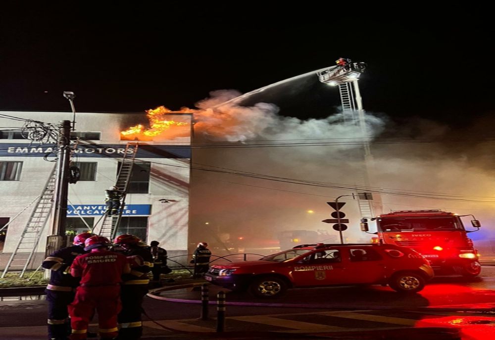 Incendiu violent la un service din Satu Mare! din cauza unui trăsnet! Pagubele sunt uriașe