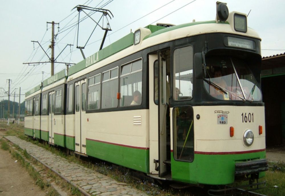 INCIDENT PERICULOS LA BRĂILA: UN TRAMVAI A PORNIT FĂRĂ VATMAN, IAR UȘILE S-AU BLOCAT. JANDARMII AU INTERVENIT RAPID